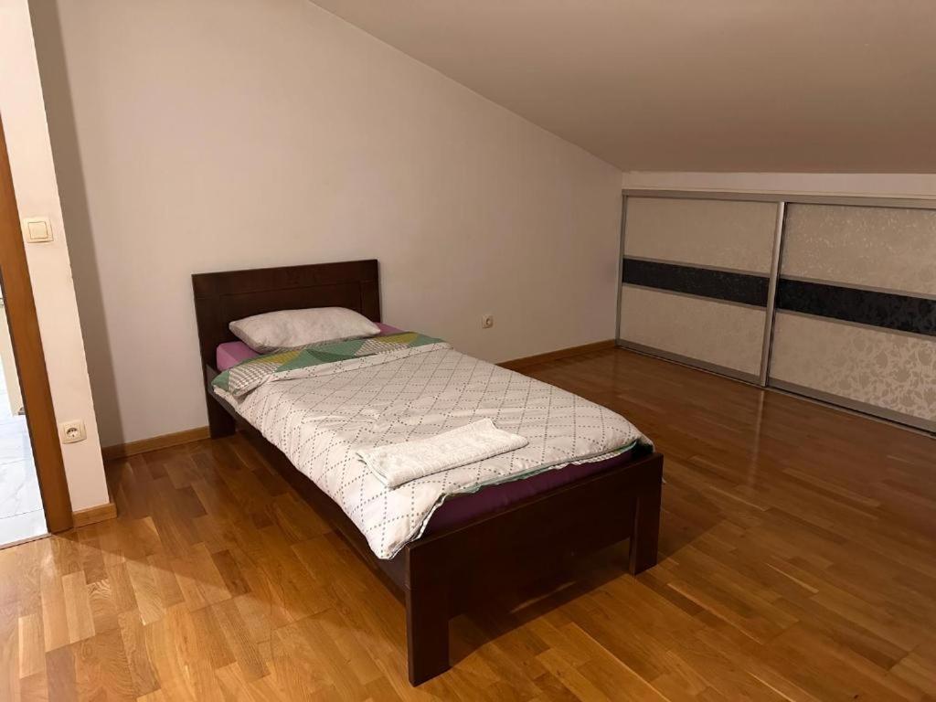 Rooms Near The Airport サラエヴォ エクステリア 写真